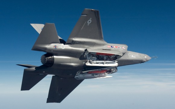 F-35A de testes com portas das baias abertas - foto Lockheed Martin