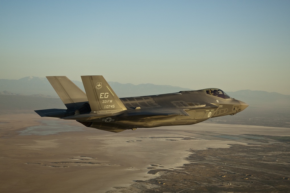 F-35 AF-7 - primeiro de produção aceito pela USAF - chegada a Edwards - foto Lockheed Martin