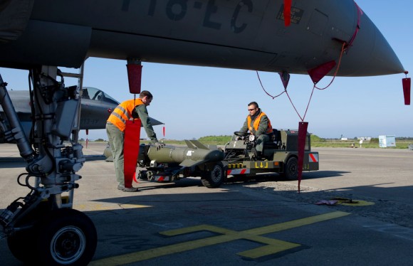 [Internacional] 'Se estão bravos por não comprarmos o Rafale...' Caças-Rafale-sendo-armados-em-Solenzara-para-missões-sobre-a-Líbia-foto-Armée-de-lair-580x374