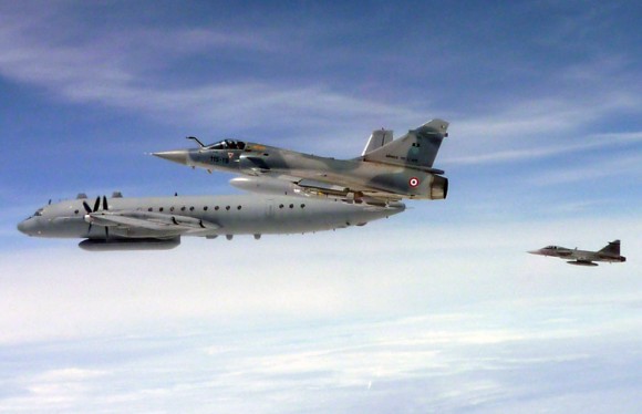 [Internacional] Mirages franceses e Gripens suecos interceptam avião russo Mirage-e-Gripen-interceptam-aeronave-russa-foto-Armee-de-lair-via-Min-Def-França-580x374