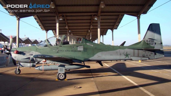 [Brasil] cancelamento do contrato da Embraer: nem tanto ao céu, nem tanto à terra? A-29B-FAB-Domingo-Aéreo-AFA-2011-foto-2-Nunão-Poder-Aéreo-580x326