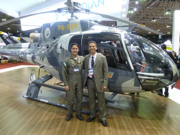 [Brasil] Camuflagem do novo helicóptero da PM do Paraná Major-Adonis-e-Alexandre-Galante-com-a-aeronave-pintada-com-a-nova-camuflagem-idealizada-pelo-editor-da-Forças-de-Defesa-580x435