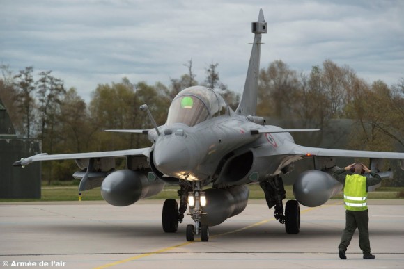 caça Rafale volta da Líbia - foto Armee de lair