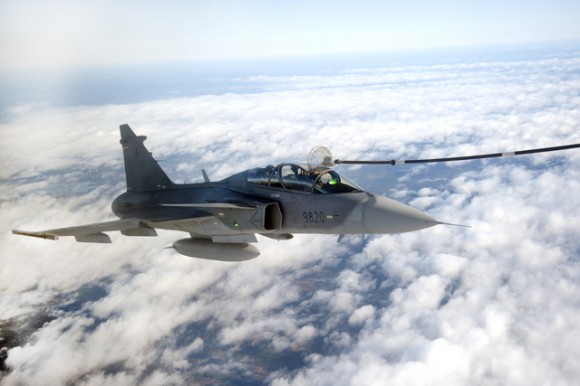 Gripen Tcheco em reabastecimento - foto Min Def Rep Tcheca