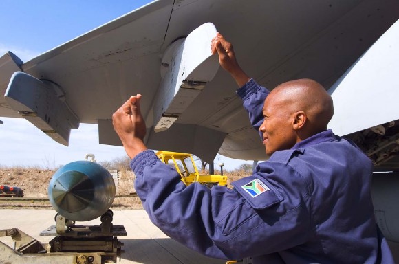 Bomba Mk82 sendo instalada sob um pilone de Gripen da África do Sul - foto F Dely - Saab