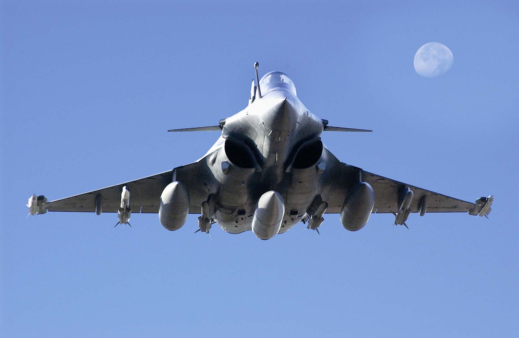 Rafale e lua - foto Dassault