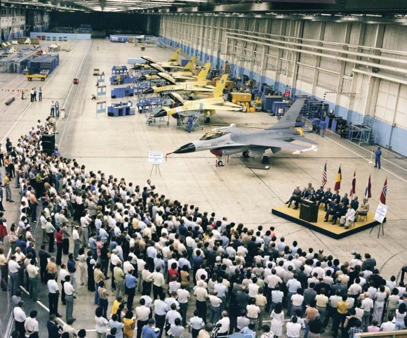 Cerimônia de entrega do primeiro F-16 de produção em 1978 - foto Lockheed Martin