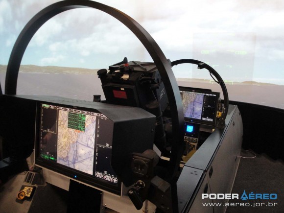 [Internacional] Boeing e AEL conectam simuladores nos Estados Unidos e Brasil Simulador-do-Super-Hornet-com-tela-única-mostrando-tela-do-posto-traseiro-foto-Nunão-Poder-Aéreo-580x435