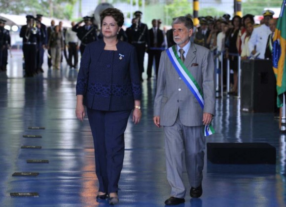 [Brasil] Celso Amorim sobre o F-X2: ‘já estamos nos últimos capítulos’ Presidente-da-República-Dilma-Rousseff-e-ministro-da-Defesa-Celso-Amorim-foto-Agência-Brasil-580x419