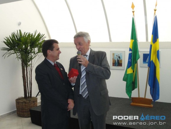 Barry Bystedt entrega presente a Luiz Marinho no evento de 1 ano do CISB - foto Nunão - Poder Aéreo