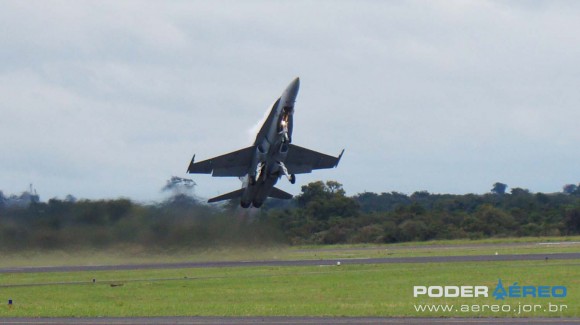 EDA 60 anos - CF-18 Hornet decolando apresentação 2 sábado -  foto Nunão - Poder Aéreo