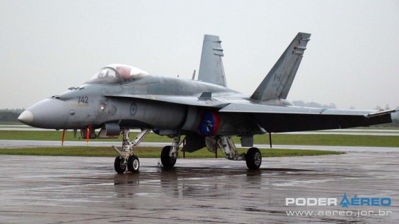 EDA 60 anos - CF-18 Hornet em exposição estática no sábado chuvoso -  foto Nunão - Poder Aéreo