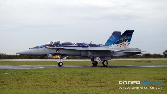 EDA 60 anos - CF-18 Hornet taxiando apresentação 1 sábado -  foto Nunão - Poder Aéreo