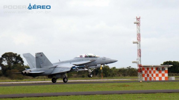 EDA 60 anos - Super Hornet apresentação 1 domingo - toque na pista - foto Nunão - Poder Aéreo