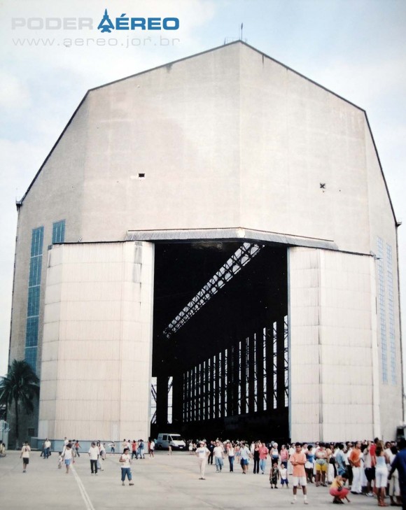 Hangar do Zeppelin na Base Aérea de Santa Cruz - RJ - em evento de portões abertos de 2003 - foto Nunão - Poder Aéreo