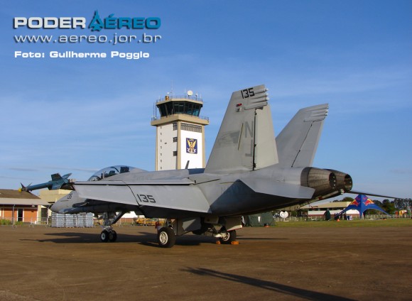 USN Super Hornet 135 ao lado da TWR da AFA - foto Poder Aereo - Poggio