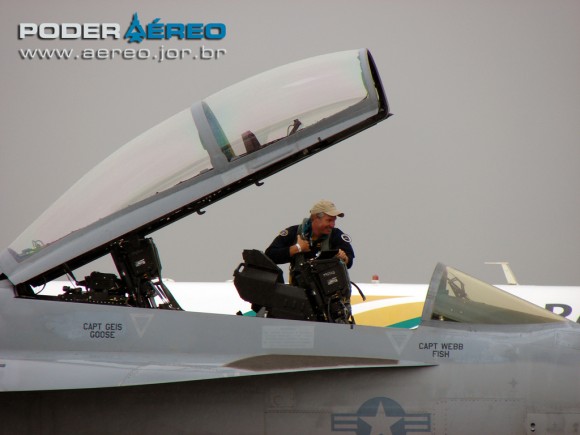 USN Super Hornet 135 na AFA em 120512 ricardo tavern 1 - foto Poder Aereo - Poggio