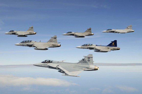caças Gripen de seis operadores em formação - foto Jamie Hunter - Saab