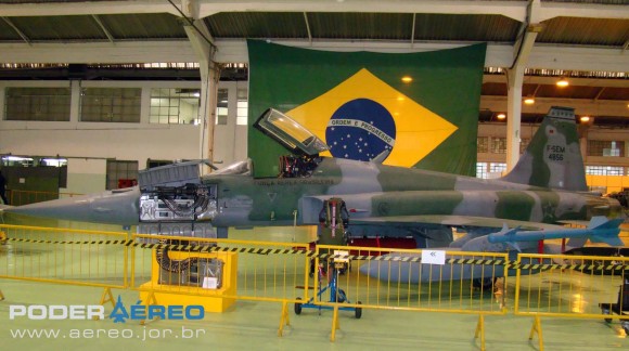 PAMA-SP 2012 - F-5EM 4856 em exposição - foto Nunão - Poder Aéreo
