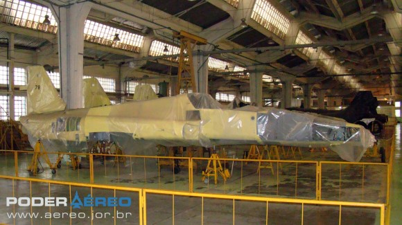 PAMA-SP 2012 - células de F-5E e F ex-Jordânia com pintura primer - foto Nunão - Poder Aéreo