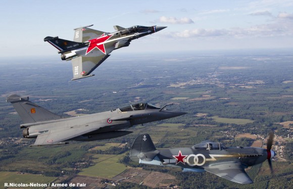 Rafale com pintura 70 anos Normandie-Niemen com outro Rafale e Yakovlev - foto Força Aérea Francesa