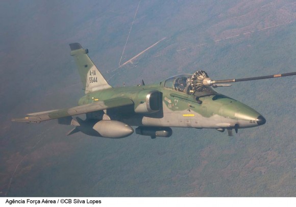 A-1 reabastece em voo na operação Ágata 6 - foto CB Silva Lopes - FAB