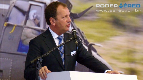 Helibras - inauguração nova fábrica 2-10-2012 - discurso presidente Eurocopter Lutz Bertling - foto Nunão - Poder Aéreo