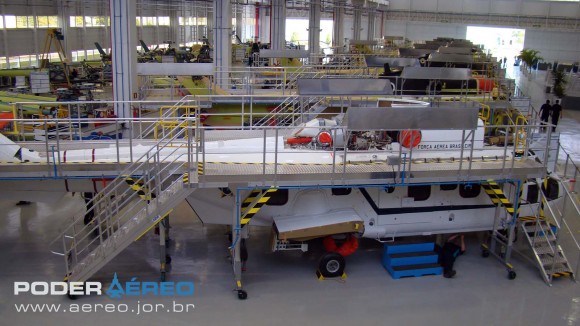 Helibras - inauguração nova fábrica 2-10-2012 - linha de montagem EC725 com aeronave VIP em primeiro plano - foto Nunão - Poder Aéreo
