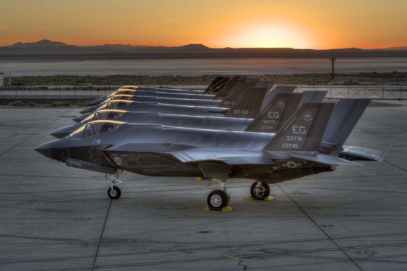 Caças F-35 alinhados em Edwards - foto Lockheed Martin