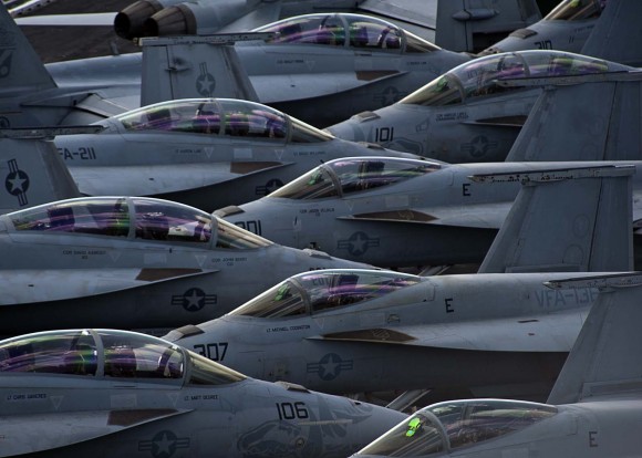 Poder Aéreo concentrado Caças-F-18-Super-Hornet-no-convoo-do-USS-Enterprise-em-30out2012-foto-USN-580x414