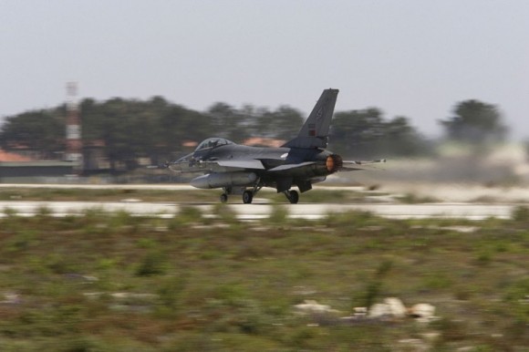 Caça F-16 em exercícios na Base Aérea n.º 5, em Monte Real CARLOS LOPES