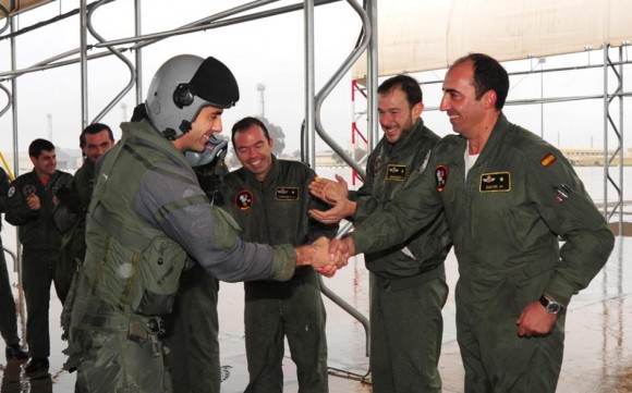 Comandante Roqué cumprimentado pelas 1000 horas em Eurofighter - foto Ejercito del Aire