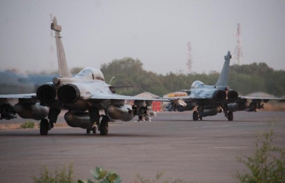 caças Rafale decolam de N Djamena para apoio aéreo no Mali - foto Min Def França