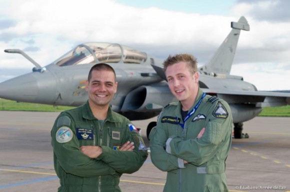 capitão Gérard e tenente Johnstone do intercâmbio - foto Força Aérea Francesa