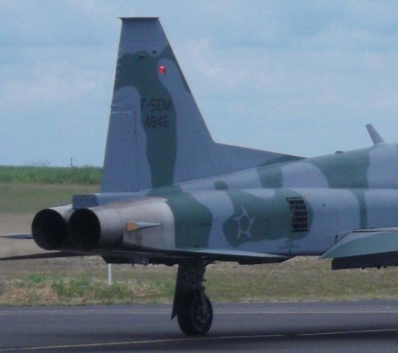 Decolagem do F-5EM 4846 de Gavião Peixoto - último F-5M do lote 1 recebido pela FAB - detalhe indicativo cauda - foto FAB