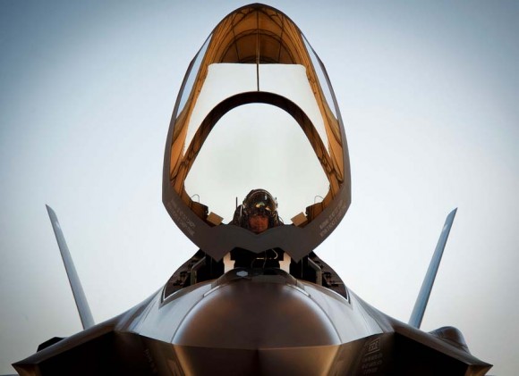 [Internacional] Relatório do Pentágono diz que F-35 oferece visibilidade ruim para os pilotos F-35-com-canopi-aberto-foto-Força-Aérea-dos-EUA-580x421