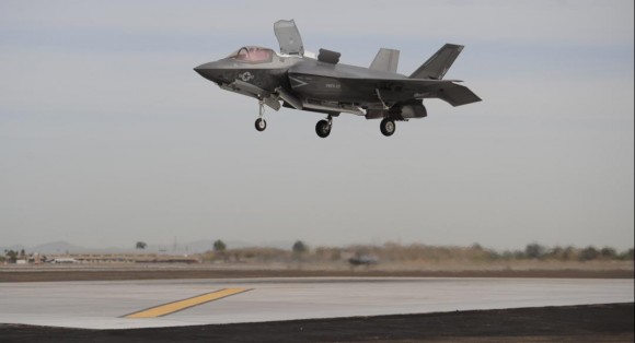 F-35B pousa em Yuma em 21 de março de 2013 - foto USMC