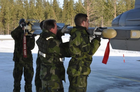 Instalação de míssil IRIS-T em Gripen ao ar livre sob baixa temperatura - foto Forças Armadas da Suécia