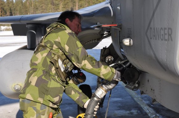 Reabastecimento de Gripen ao ar livre sob baixa temperatura - foto Forças Armadas da Suécia