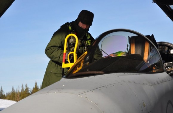 Troca de datastaven de Gripen ao ar livre sob baixa temperatura - foto Forças Armadas da Suécia
