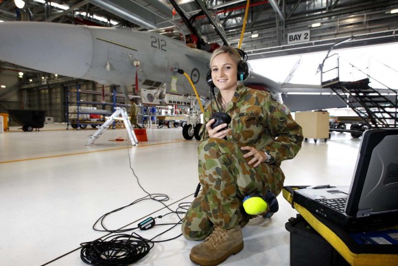 Técnica em aviônicos Stephanie Werner da RAAF testa sistema de comunicação de Super Hornet - foto MD Australia