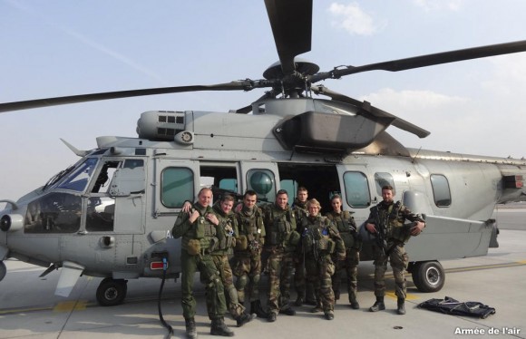tripulação do último voo de EC 725 Caracal do esquadrão Pyrénées no Afeganistão- foto Força Aérea Francesa