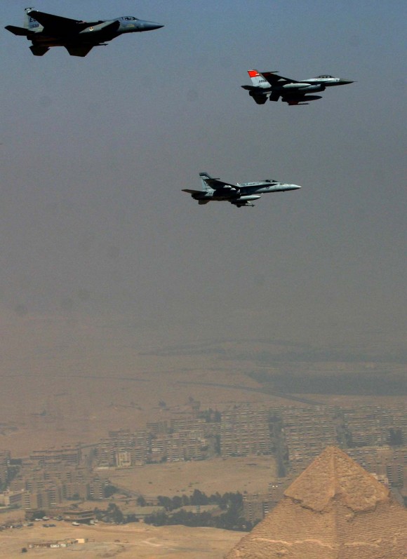 Caça F-16 egípcio com caças dos EUA sobre as pirâmides - foto USAF