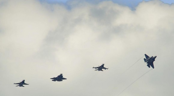 F-16 e F-35 voando juntos - foto USAF