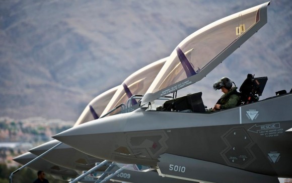 Linha de voo de F-35A - foto USAF