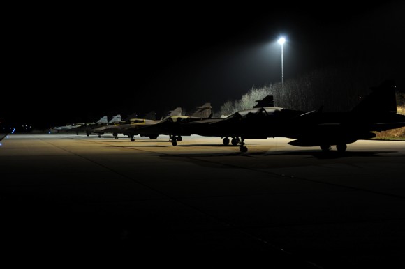 Linha de voo de caças Gripen à noite no Frisian Flag - foto Forças Armadas da Suécia