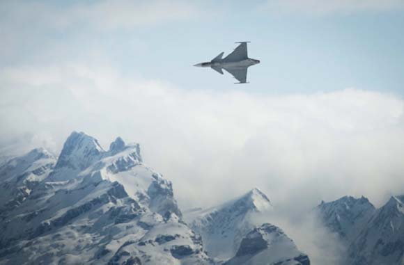 Testes de canhão do Gripen C - foto Depto de Defesa da Suíça