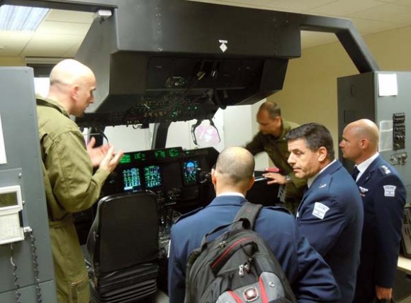 Comandante de Operações Aéreas da Força Aérea Israelense em simulador de C-130J na Itália - foto Força Aérea Italiana