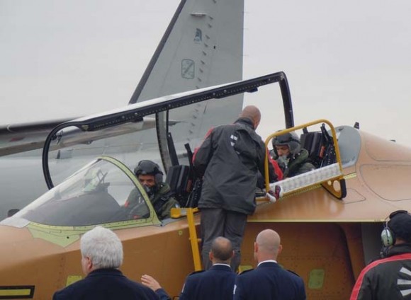 Comandante de Operações Aéreas da Força Aérea Israelense voa T-346 na Itália - foto Força Aérea Italiana