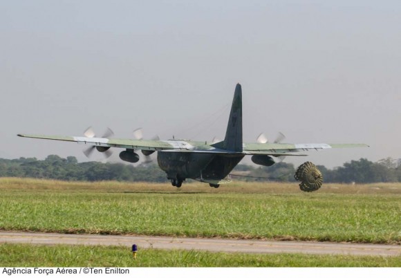C-130 nos 82 anos do CAN no Cpo dos Afonsos - foto 2 ten Enilton - FAB